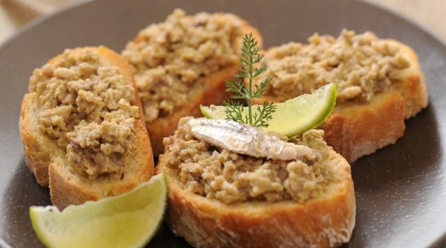 Toasts à la tapenade et sardines